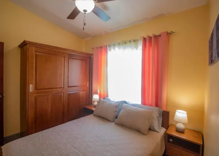 Сasa de vacaciones Three Bedroom Sunny Townhome Coco