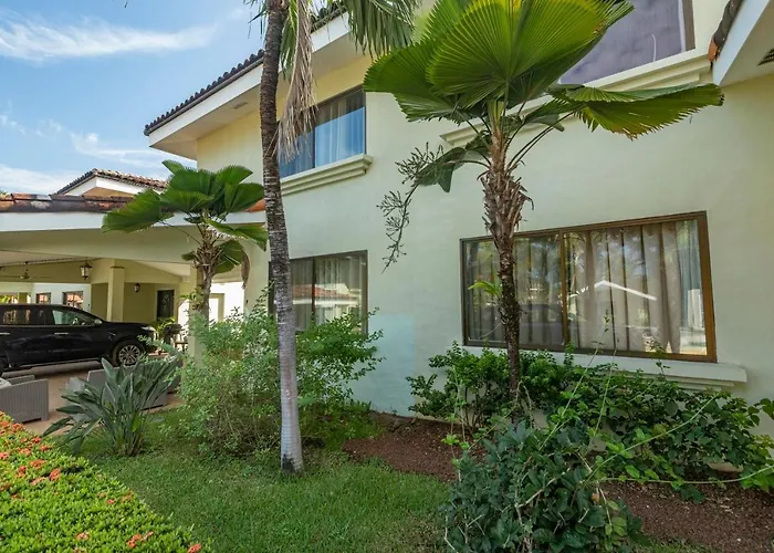 Three Bedroom Sunny Townhome Coco